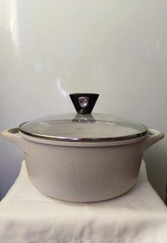 ОТДАМ ДАРОМ кастрюлю. С антипригарным покрытием. БОЛЬШУЮ, 8л, ЕС, БУ