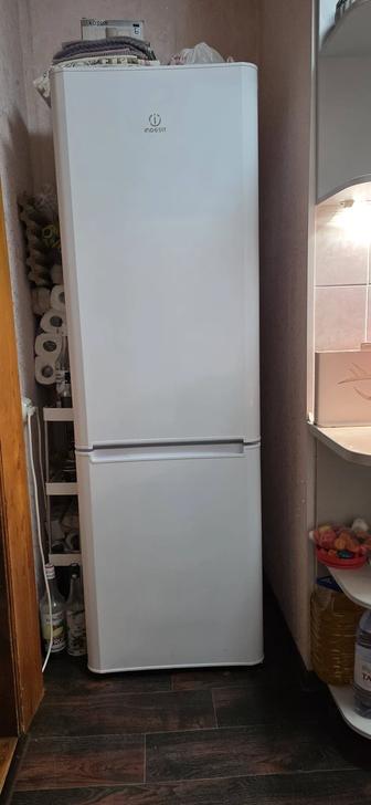 Продам холодильник indesit