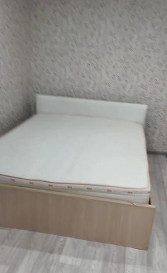 Продам двуспальную кровать с матрасом, в хорошем состоянии