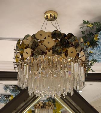 Продам люстры и бра