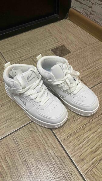 Продам кроссовки( новые)