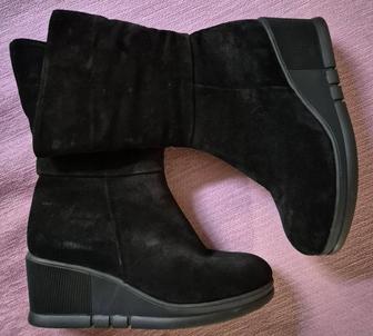 Новые замшевые сапожки на замке