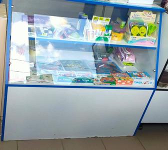 Продам витрину и стеллажи