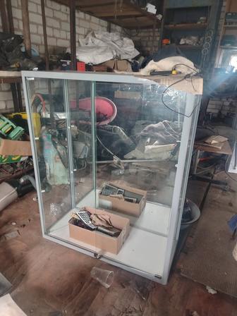 Продам витрину и стеллажи