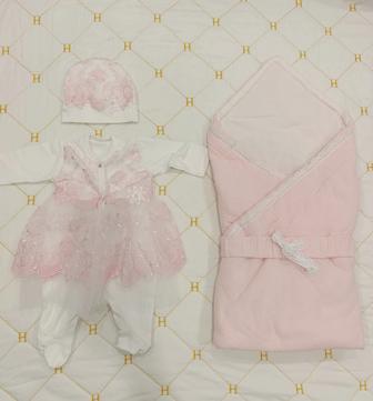 Продам конверт и костюм на выписку девочки.