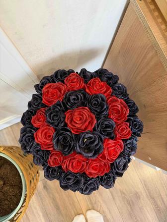 35 роз ручной работы атласной лентой