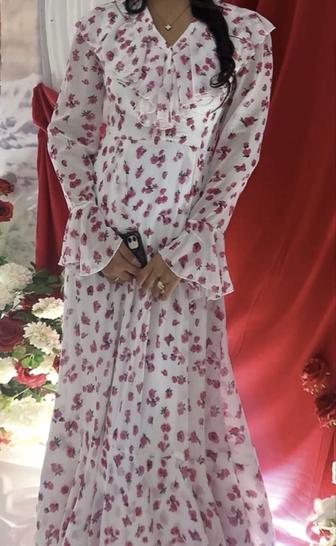 Белое платье в цветочный принт