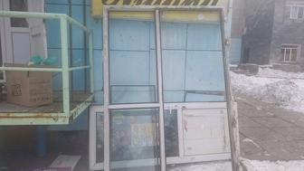 Продам пластиковую дверь и проем за символическую сумму торг