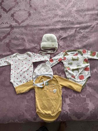 Продаю бодики 68-74 и две шапочки за 3000 тенге