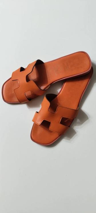 Оранжевые шлепки Hermes из эко кожи