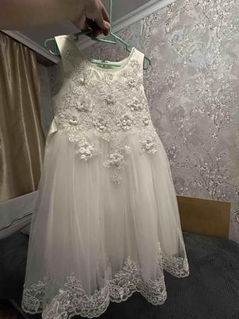 Продаю разные платья и юбку, примерно на 3-5 лет