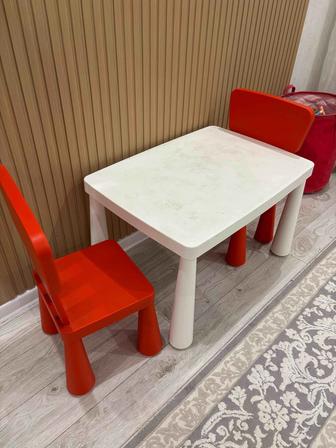 Продам детскую стол и стулья ( 2 шт)