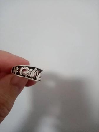 Продам серебряное кольцо