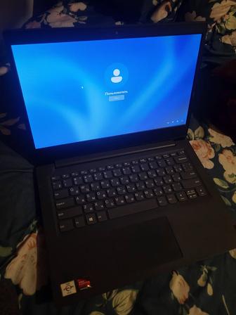 Ноутбук Lenovo v14 в хорошем состоянии