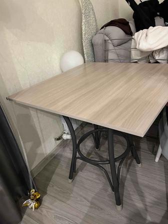 Стол квадратный