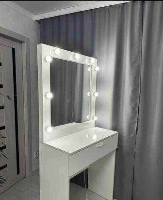 Продаю удобный визажный стол с зеркалом и подсветкой.