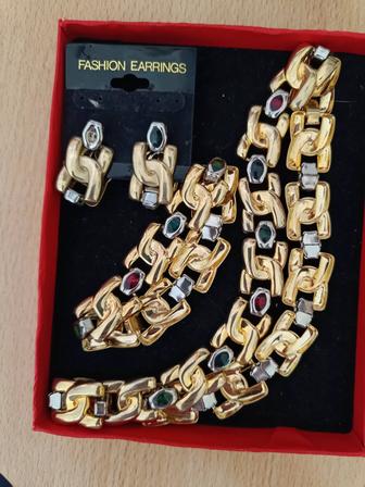 Продается сет женской бижутерии , состоящий из ожерелья,браслета и сережек.