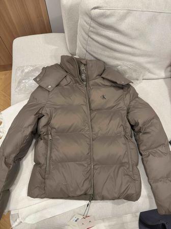 Продам стильную бежевую куртку Calvin Klein