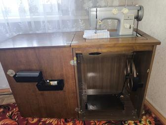 Рабочая швейная машина с тумбой (Чайка 142М)