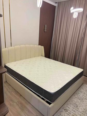 Продам двуспальную кровать с матрасом.