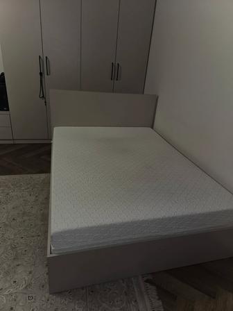 Кровать с матрасом