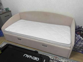 Продам кровать 90-200 с матрасом.