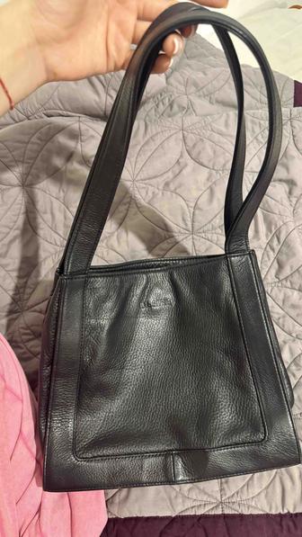 Дешево стильная черная сумка в отличном состоянии среднего размера