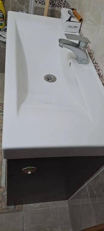 Продам раковина в комплекте с тумбой и зеркалой