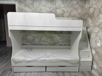 Продам новую двухъярусную кровать с двумя матрасами в целлофане