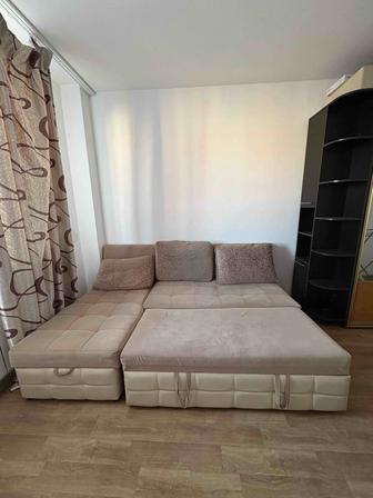 Большой диван, разборный, в хорошем состоянии