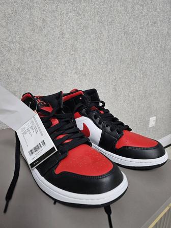 Nike Air Jordan 1 Mid Bred Toe