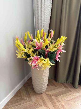 Кашпо с искусственными цветами