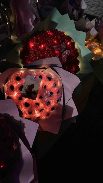 Букеты из 25 роз из атласной ленты, с подсветкой и Яндекс доставкой