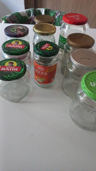 Банки разные,стеклянные.