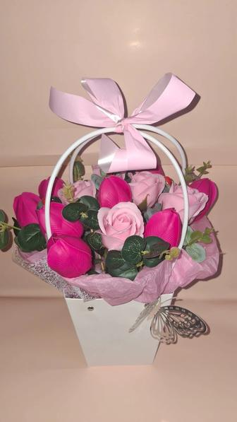 Мыльные цветы в корзине