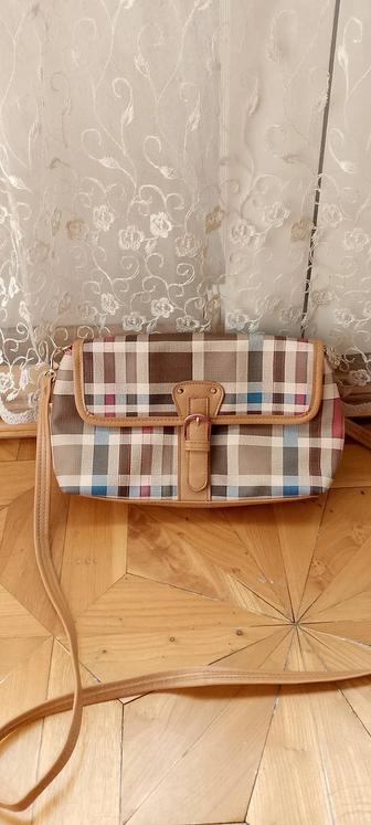 Новая клетчатая сумочка Burberry через плечо.