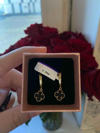 Золотые серьги продаю. Подарили в подарок, ни разу не носились. Вес 3,8 г
