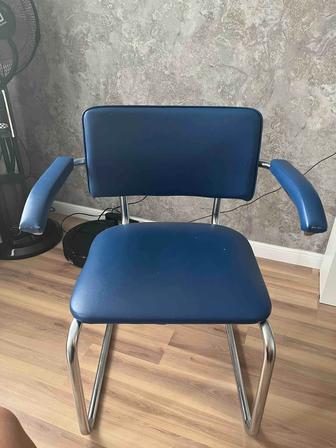 Продам 2 офисных стула