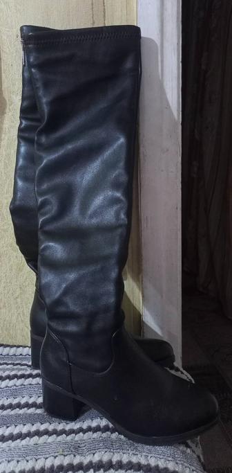 Срочно продам ботфорты на каблуке
