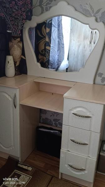 Продам трюмо с зеркалом