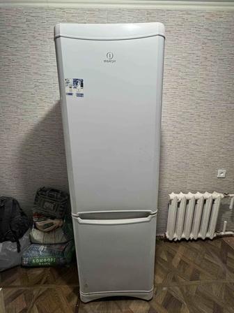 Продам холодильник б/у Indesit