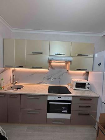 Продам кухонный гарнитур б/у с раковиной и вытяжкой