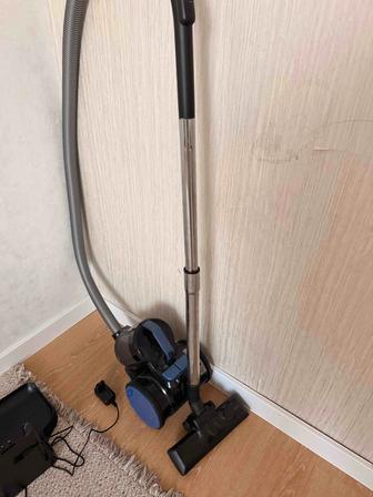 Продам пылесос б/у. На запчасти Сломанный. Можно починить.