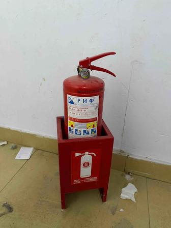 Огнетушитель и подставка