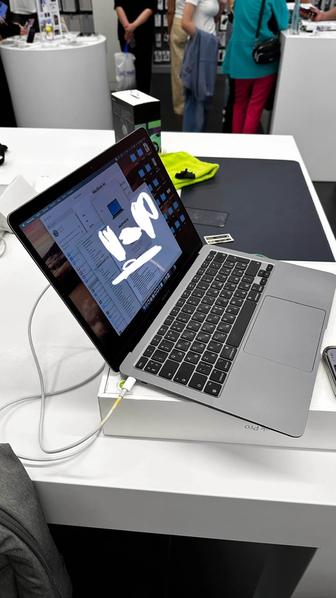MacBook М1 256 гб 8гб 220