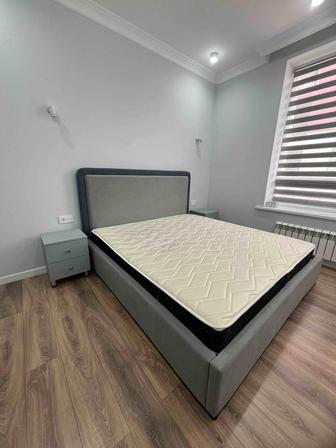 Двуспальная кровать с матрасом и 2 тумбами.