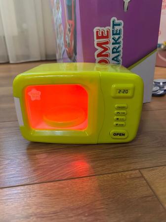 Продам игрушечную микроволновку.