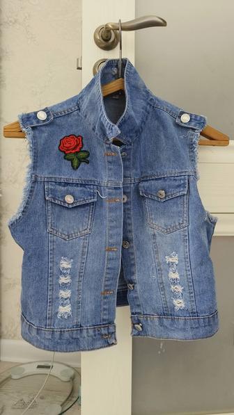 Продам джинсовую безрукавку