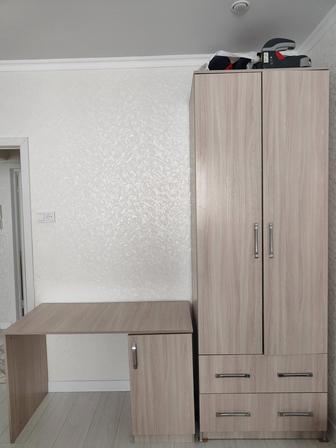 Продам шкаф 2-х дверные с 6-ю полками и письменный стол