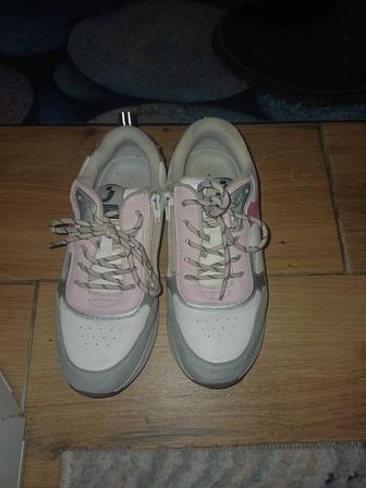 Кроссовки на девочку